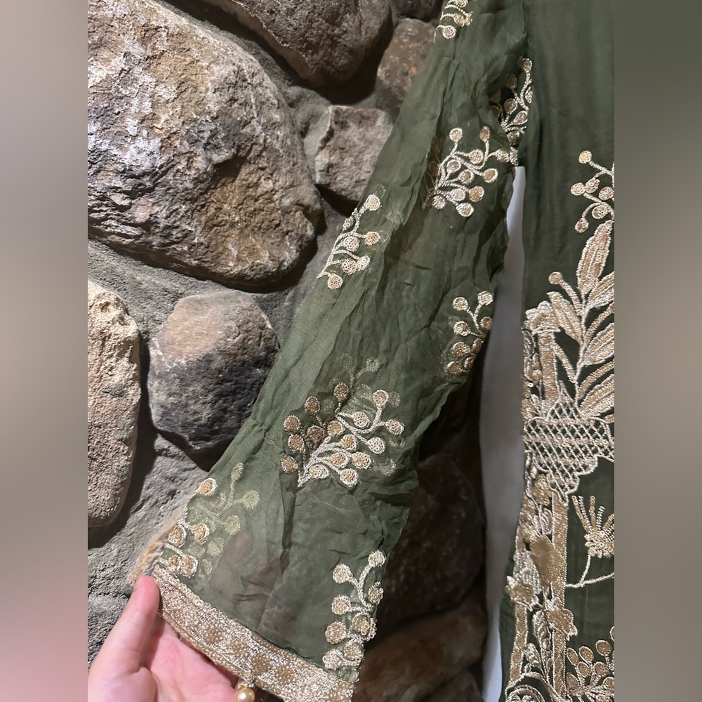 Pakistani formal 3 piece Green & Gold Embroidered Suit - Size S. - Picture 6 of 13